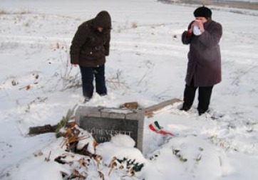 Elfogták a csúrogi magyar áldozatok emlékhelyének meggyalázóit - A cikkhez tartozó kép