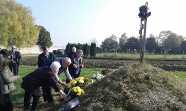 A kegyelet joga mindenkit megillett - Megemlékezés a járeki haláltábor emlékhelyénél - A cikkhez tartozó kép