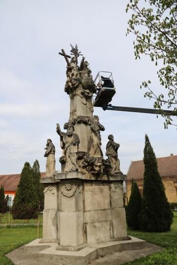 Magyarkanizsa: Sürgősen restaurálni kellene a Szentháromság-szobrot - A cikkhez tartozó kép