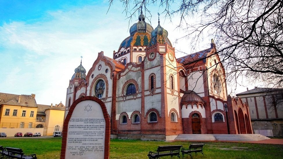 Vas rnapt l nyitva ll a szabadkai zsinag ga a turist k el tt