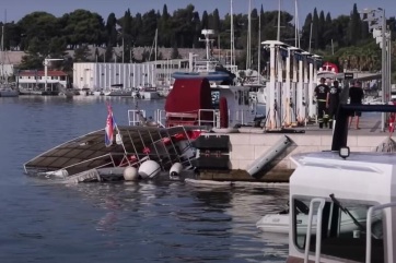 Elsüllyesztett egy turistahajót egy iszákos kapitány Splitben - A cikkhez tartozó kép