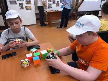 Rubik Ernő: Egy kocka valaki kezében megelevenedik - A cikkhez tartozó kép