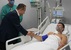 Ivica Dačić meglátogatta a terrortámadás során megsérült csendőrt, akit a nyakán talált el a nyíl, s aki az elvégzett műtétet követően jó állapotban van - miniatűr változat