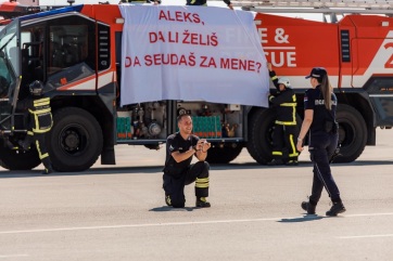 Rendhagyó lánykérés a niši reptéren - A cikkhez tartozó kép