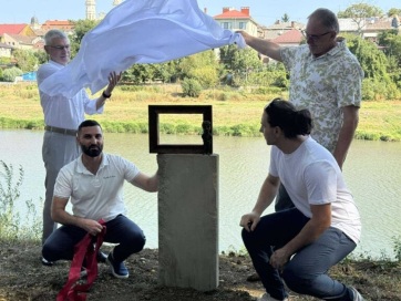 Miniszobrot kapott Hollósy Simon festőművész Ungváron - A cikkhez tartozó kép