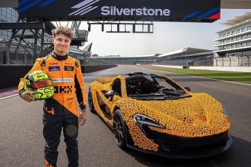 Egy Lego McLarent hajtott Silverstone-ban Lando Norris - A cikkhez tartozó kép