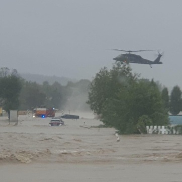 Helikopterrel mentik az embereket Ausztriában, Bécsben már elérte a házakat a víz - A cikkhez tartozó kép