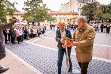 Paprikakoszorúval emlékeztek Szent-Györgyi Albertre a Szegedi Tudományegyetemen - A cikkhez tartozó kép