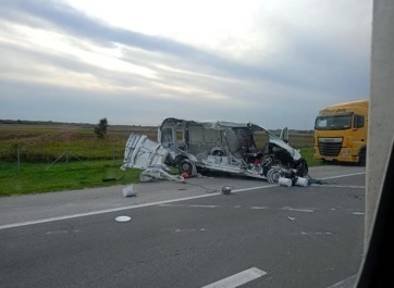 Szörnyű baleset történt az autópályán: Alig maradt valami a kombiból - A cikkhez tartozó kép