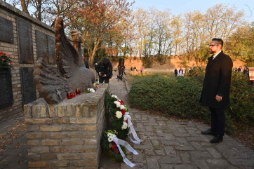 Juhász Bálint koszorút helyezett el a Vergődő madár szobránál - A cikkhez tartozó kép