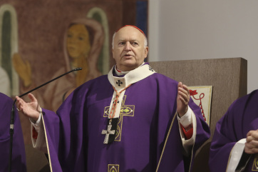 Első miséjét celebrálta bíborosként Német László - A cikkhez tartozó kép