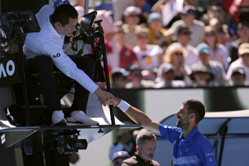 Australian Open: Đoković izomszakadás miatt volt kénytelen feladni az elődöntőt - A cikkhez tartozó kép