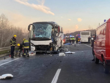 Belgrád: Két autóbusz ütközött frontálisan, két személy életét vesztette, sok a sérült - A cikkhez tartozó kép