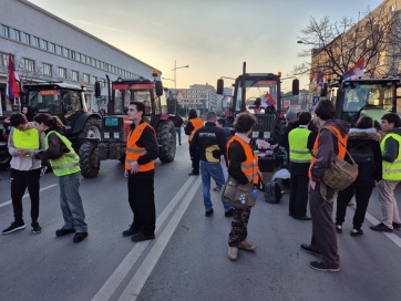 Az egyetemisták ma Újvidék három hídját vonták blokád alá a vasútállomáson történt tragédia miatt - A cikkhez tartozó kép