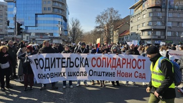 Újvidéken a szolidaritást vállaló szülők tiltakoztak - A cikkhez tartozó kép