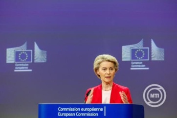 Ursula von der Leyen: Az EB az illegális migránsok visszaküldésére vonatkozó szabályokat fog javasolni - A cikkhez tartozó kép