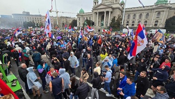 Tömegtüntetés Belgrádban, tízezrek az utcákon - illusztráció