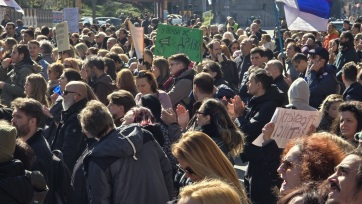 Tanárok, diákok és az RTS egyes dolgozói tüntettek a közszolgálati televízió épülete előtt - A cikkhez tartozó kép