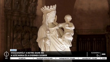 Történelmi pillanat: Visszakerült a Notre Dame-ba a tűzvészt csodával határos módon túlélő a Szűz Mária és a Gyermek szobor - illusztráció