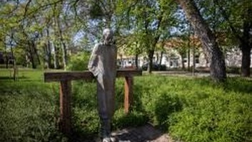 „Szabad szerettem volna lenni mindig s őrök kísértek végig az uton” – 80 éve végezték ki Radnóti Miklóst - illusztráció